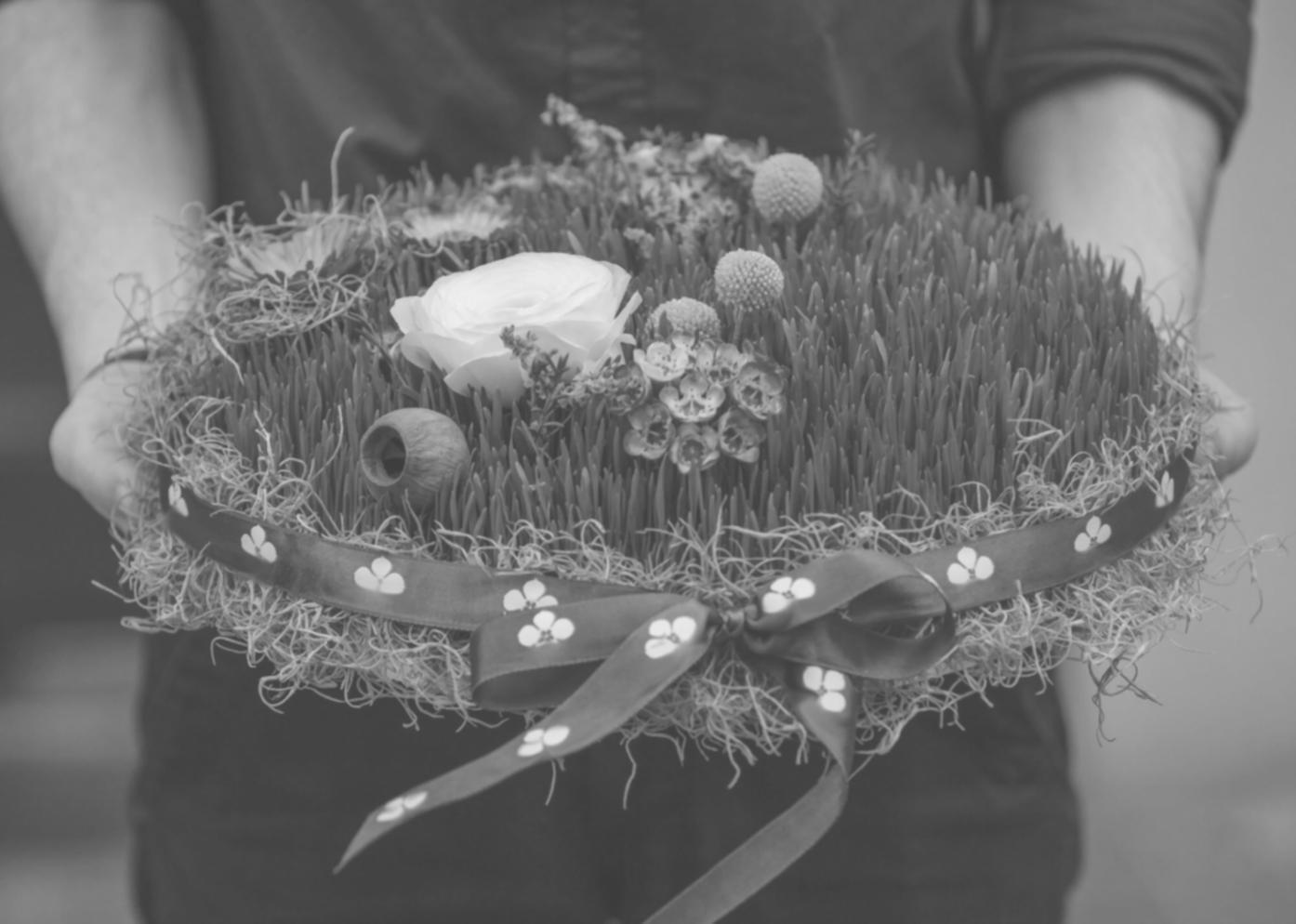 Ukázka restaurační floristiky — aranžmá na stole ve fine-dining restauraci